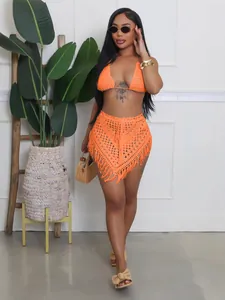 Set due pezzi all'uncinetto arancione con top bikini e gonna con frange
