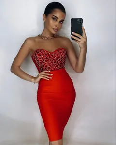 Vue détaillée du haut tube en strass rouge et de la jupe midi bandage sur mannequin