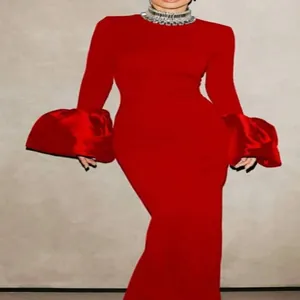 Robe de soirée rouge moulante avec de manches évasées et détail de col en strass