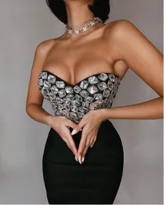 Élégant haut corset noir en strass avec jupe bandage assortie pour les soirées chics