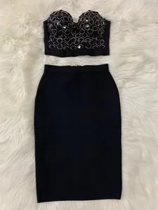 Ensemble deux pièces élégant avec bustier en strass et jupe crayon bandage noire.