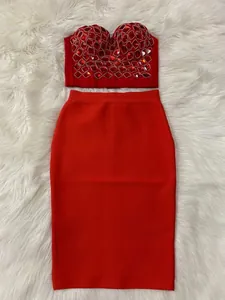 Vue détaillée de l'ensemble rouge avec haut court en strass et jupe bandage de fête