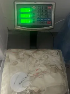 Vue détaillée d'une robe de vacances à fleurs pesée à 0,44 kg dans son emballage