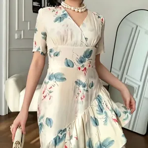 Détail d'une robe florale à col en V avec un élégant ourlet à volants asymétriques