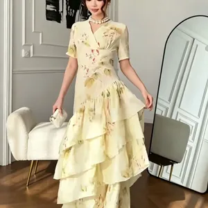 Vue stylisée d'une robe à volants jaune clair à imprimé fleuri et col en V