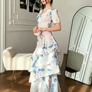 Détail d'une robe fleurie élégante avec col en V et volants pour les vacances d'été.