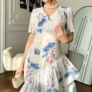 Vue détaillée d'une robe à fleurs avec col en V et élégant ourlet à volants chic