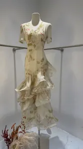 Vue détaillée de la robe à fleurs avec col en V et ourlet à volants multicouches.