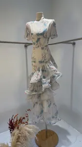 Vue détaillée d'une robe longue à fleurs col en V et volants pour la plage.