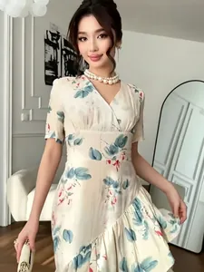 Robe fleurie à col en V avec volants et taille cintrée pour les vacances