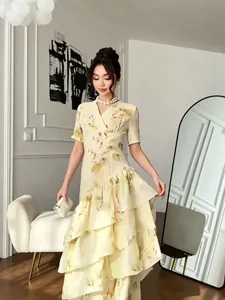 Robe longue fleurie à col en V et volants élégante, idéale pour les vacances à la mer