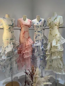 Robe longue fleurie à col en V, taille cintrée et ourlet à volants pour les vacances