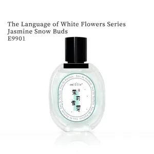 Elegante boccetta di profumo in vetro con profumo di gelsomino su sfondo bianco.