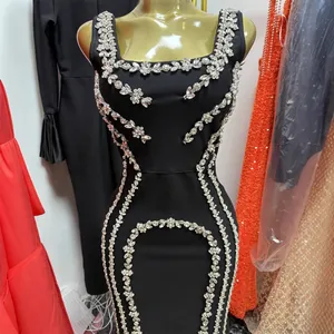 Elegante vestido de noche bandage negro con lujosos detalles de pedrería y strass