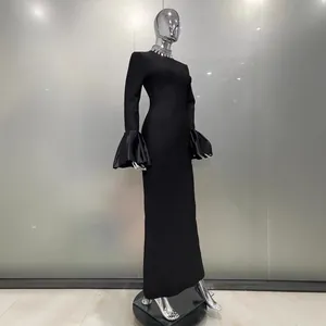 Robe de soirée élégante noire ajustée avec col en strass et manches évasées