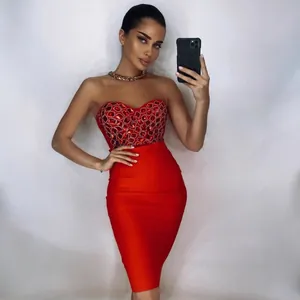 Élégant haut rouge sans bretelles à strass et ensemble jupe midi bandage pour soirée