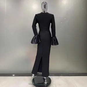 Robe longue noire élégante avec manches évasées et col en strass