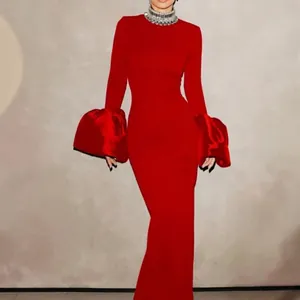 Robe maxi bandage rouge élégante avec col en strass et grandes manches cloches