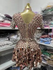 Vista posteriore di un abito da festa glamour con paillettes e scollo a V elegante