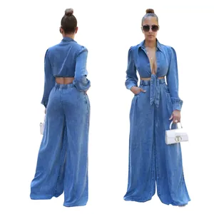 Vorder- und Rückansicht eines schicken zweiteiligen Jeans-Sets mit Crop-Top.