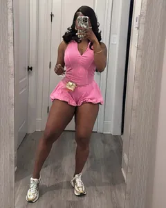 Combinaison rose sans manches côtelée avec short à ourlet bouffant pour mode d'été femme