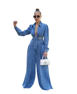 Detailansicht eines zweiteiligen Denim-Sets für Damen mit bauchfreiem Top und weiter Hose
