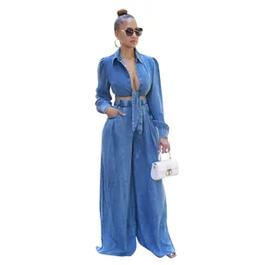 Damen-Denim-Set: Vorne gebundenes Crop-Top und weite Hose in kompletter Ansicht