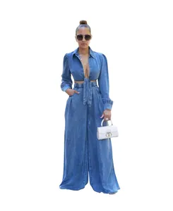 Detailansicht eines stylischen zweiteiligen Jeans-Sets mit kurzem Oberteil