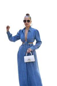 Detailansicht eines zweiteiligen Damen-Denim-Sets mit bauchfreiem Oberteil