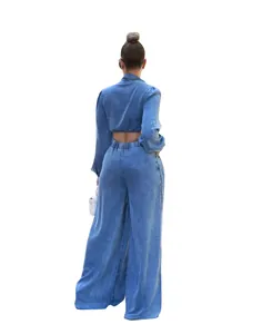 Rückansicht eines zweiteiligen Damen-Denim-Sets mit bauchfreiem Oberteil und weiter Hose