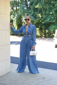 Ganzkörper-Lifestyle-Ansicht eines Damen-Denim-Sets mit Bindetop und weiter Hose