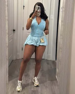 Vue détaillée d'une combishort sans manches bleu clair pour femmes, style décontracté