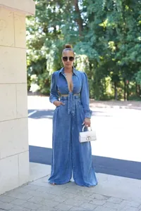 Ganzkörperansicht eines schicken Denim-Zweiteilers mit kurzem Top und weiter Hose