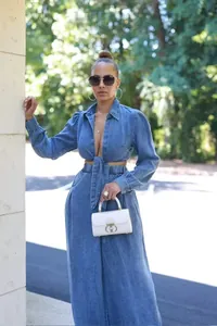 Schickes zweiteiliges Denim-Set mit verkürztem Oberteil und weit geschnittener Hose.