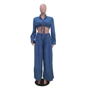 Vorderansicht von einem modischen Denim-Zweiteiler mit Bindetop und weiter Hose