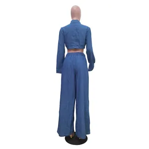 Rückansicht eines zweiteiligen Damen-Denim-Sets mit kurzer Jacke und weitem Bein