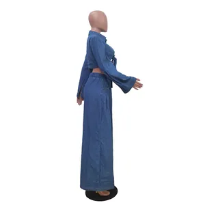 Seitenansicht eines blauen Denim-Zweiteilers mit kurzem Oberteil und weitem Bein