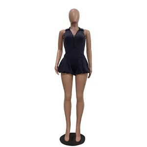 Vue complète d'une combinaison courte noire sans manches à ourlet bulle sur mannequin