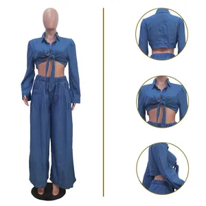 Detailansicht von Denim-Zweiteiler mit bauchfreiem Oberteil und weit geschnittener Hose