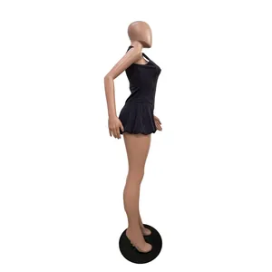 Vue latérale d'un combishort bouffant sans manches pour femmes en noir délavé