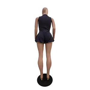 Vue arrière d'une combinaison short noire sans manches avec short bouffant