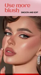 Makroansicht von glatter und weicher rosa Rouge-Creme auf der Wange eines Models