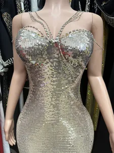 Detailansicht eines sexy Pailletten-Bodycon-Abendkleids mit Strass-Doppelträgern