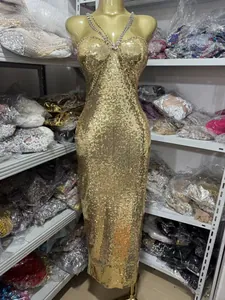 Nahaufnahme eines glamourösen goldfarbenen Pailletten-Abendkleids mit schmaler Passform