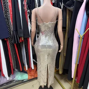 Elegantes sexy schmale goldene Pailletten-Kleid mit Doppelträgern und hinterem Schlitz