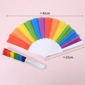 Detailansicht der Abmessungen des 23 cm langen Regenbogen-Faltfächers mit Kunststoffrippen