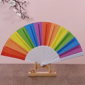 Detailansicht eines lebhaften 23 cm Regenbogen-Klappfächers auf einem eleganten Holzständer.