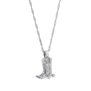 Dettaglio del ciondolo a stivale da cowboy in argento vintage con volute e cristalli