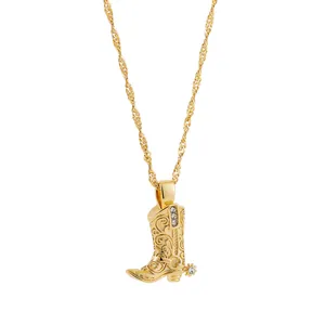Primo piano di una collana con pendente a stivale da cowboy dorato e accenti di cristallo.