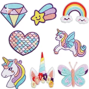Collezione di toppe ricamate a cartoni animati con unicorni e arcobaleni.